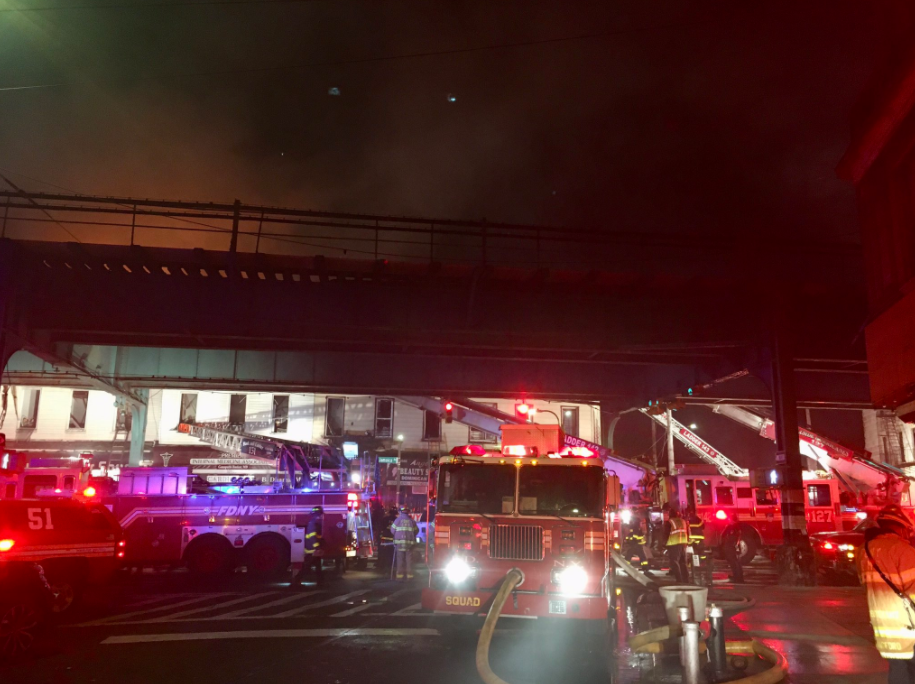 Incendio en Queens deja decenas sin hogar y bomberos heridos